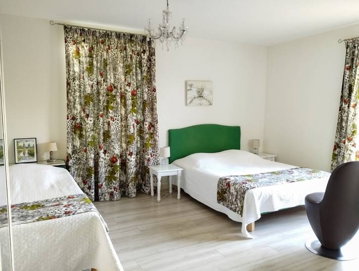 Chambre d’hôte pour 3 personnes, avec bassin pour enfant et jardin, animaux acceptés en Auvergne