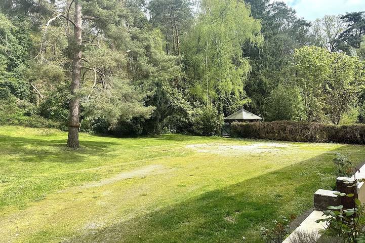 Entire apartment, Bright, quiet T1 with private parking in Bagnoles-de-l'Orne, Parc naturel régional Normandie-Maine