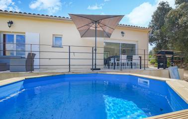 Gîte pour 5 personnes, avec terrasse ainsi que piscine et jardin, animaux acceptés à Petreto-Bicchisano