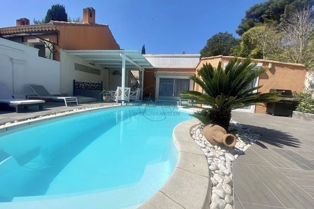 Villa with pool 200 m from the beach in Carry-le-Rouet, Istres und Umgebung