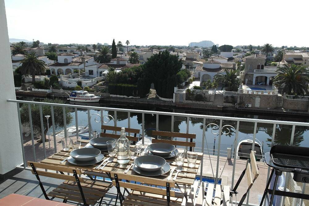 Entire apartment, Beautiful renovated apartment on canal in Empuriabrava, Upper Empordà