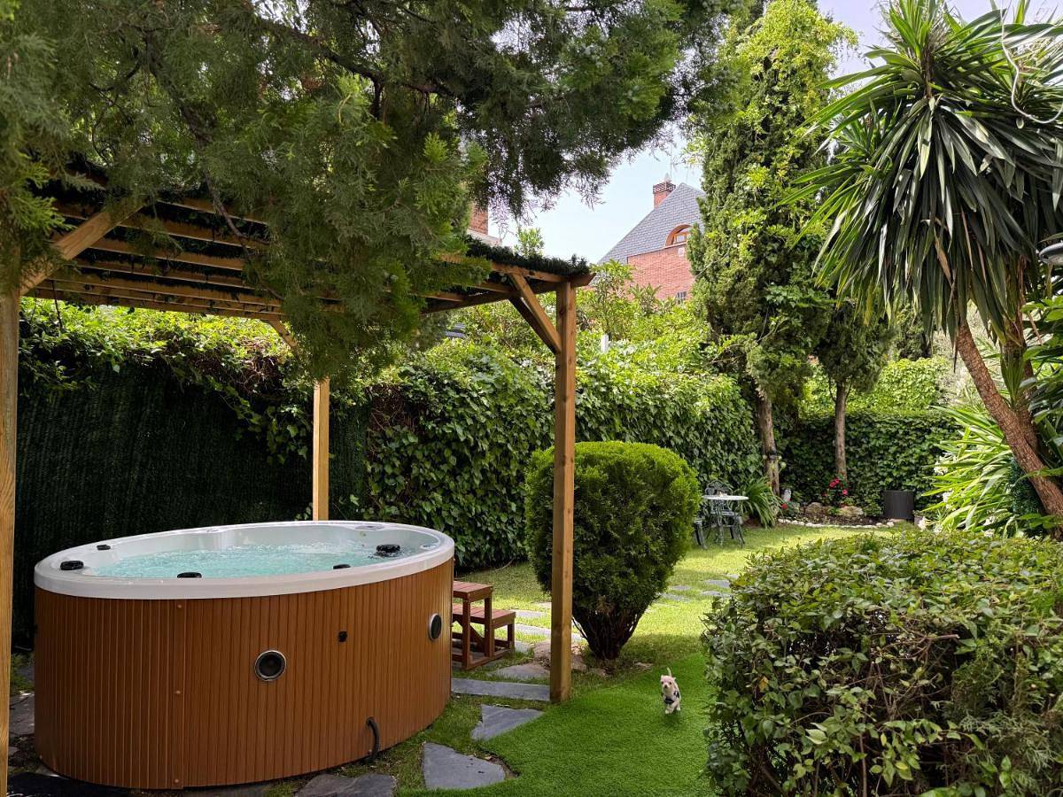 Moderna Casa de Lujo con Jacuzzi en el Jardín in Fuencarral-El Pardo, Madrid