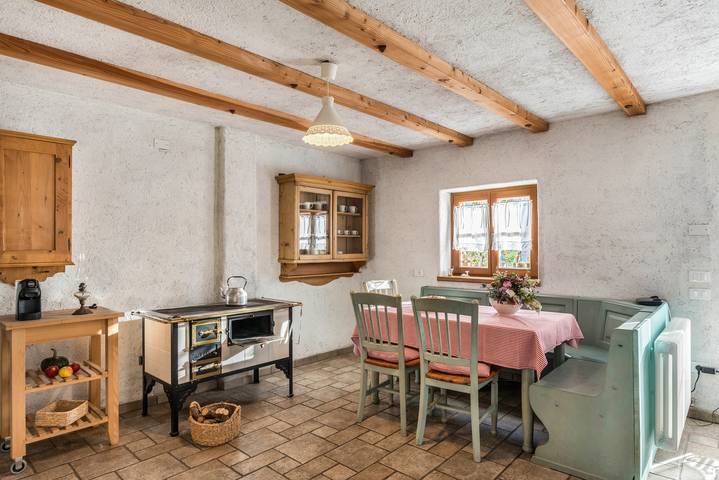 Chalet 'Baita Al Rossat' with Mountain Views, Garden and Wi-Fi in Castello (Sant'Orsola Terme), Sant'Orsola Terme
