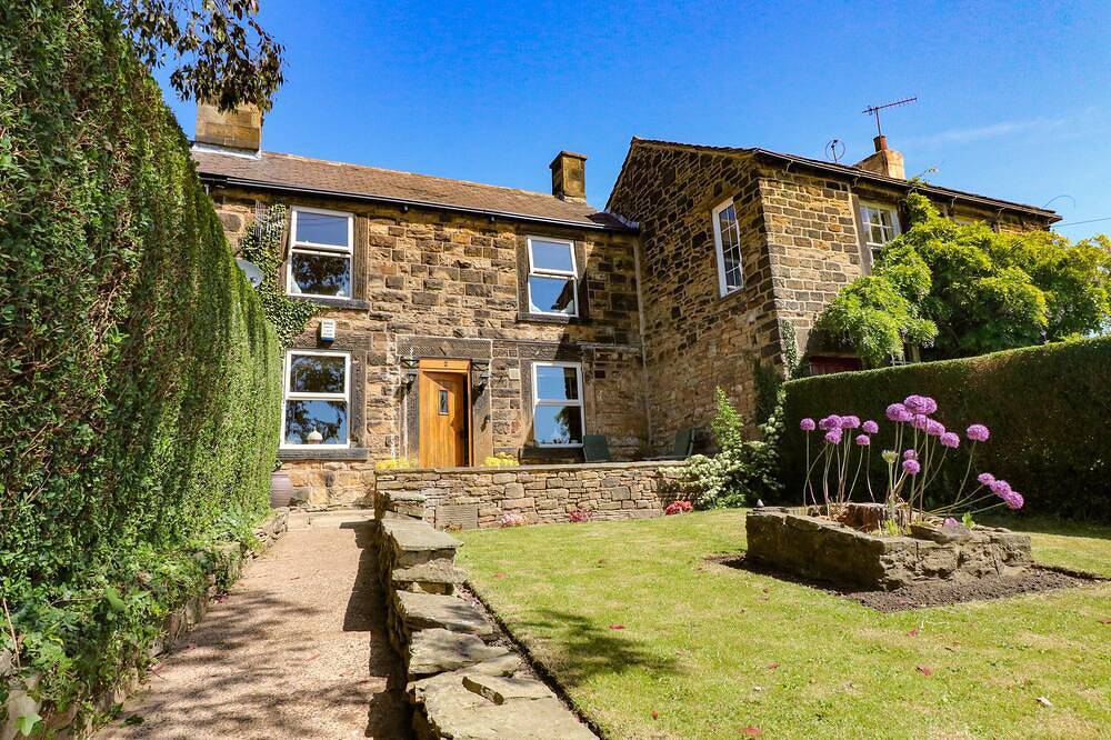 2 Snape Hill, family friendly, with open fire in Dronfield in Derbyshire