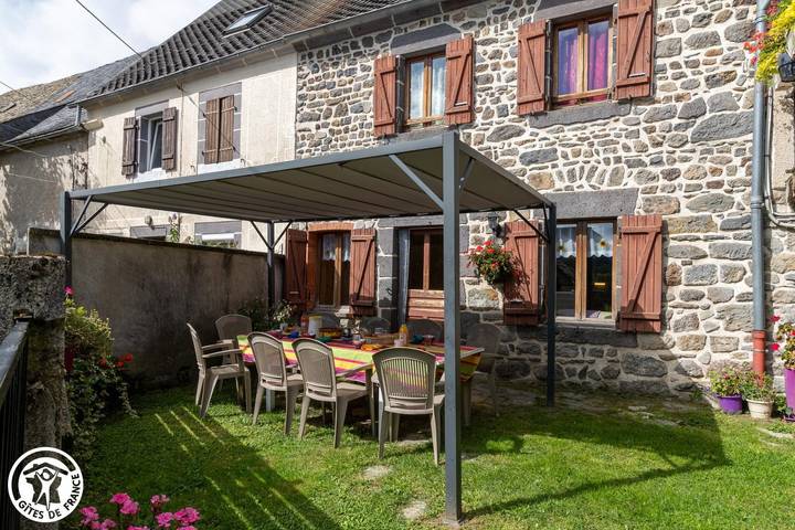 Gîte pour 9 personnes, avec Terrasse ainsi que Jardin et Vue