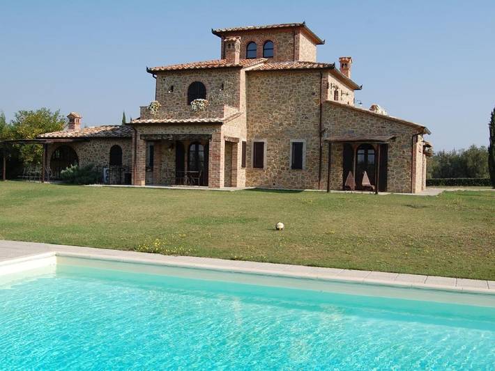 Casa vacanza per 16 persone, con giardino e piscina nonché balcone, adatto a famiglie con bambini a Castiglione del Lago