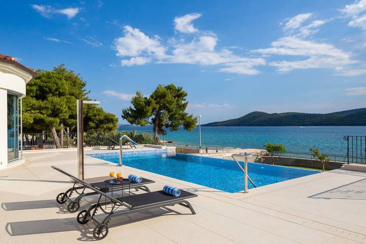 Villa pour 10 personnes, avec jardin et sauna ainsi que piscine et vue à Šibenik