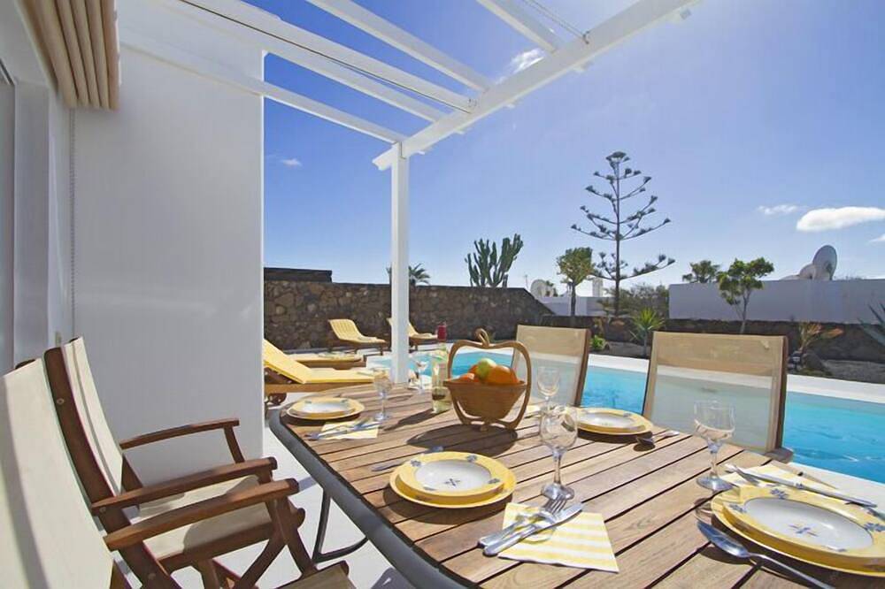 Villa de vacaciones independiente con piscina privada y climatizada, Tv vía satélite, Wifi y barbacoa in Tías, Lanzarote