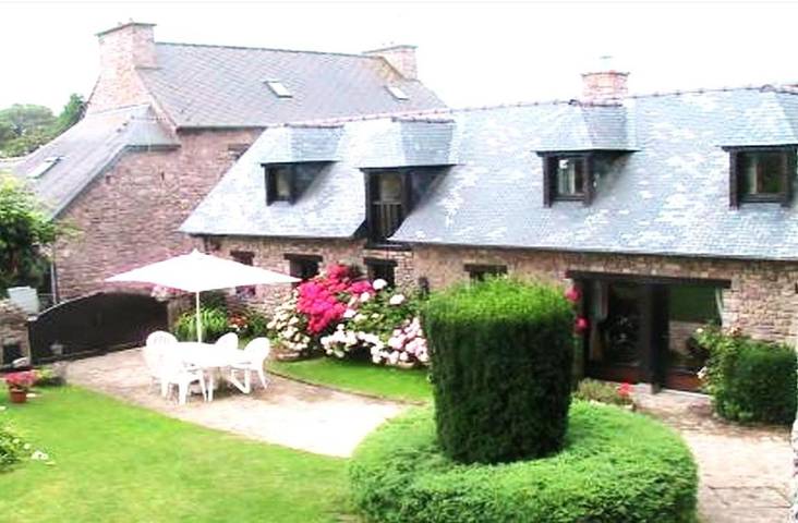 Gîte pour 4 personnes, avec jardin à Pléhédel - 2