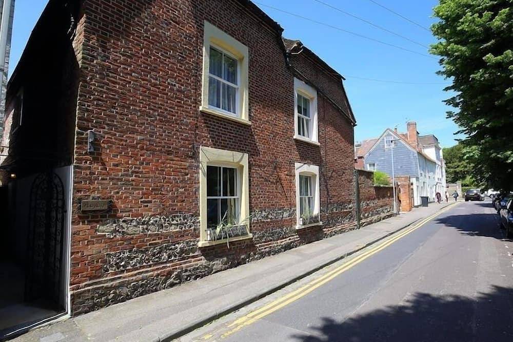 Rojoy, Salisbury in Salisbury, Wiltshire