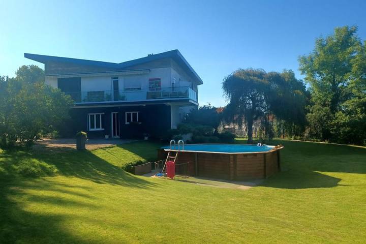 Appartement de vacances pour 5 personnes, avec Terrasse ainsi que Jardin et Piscine