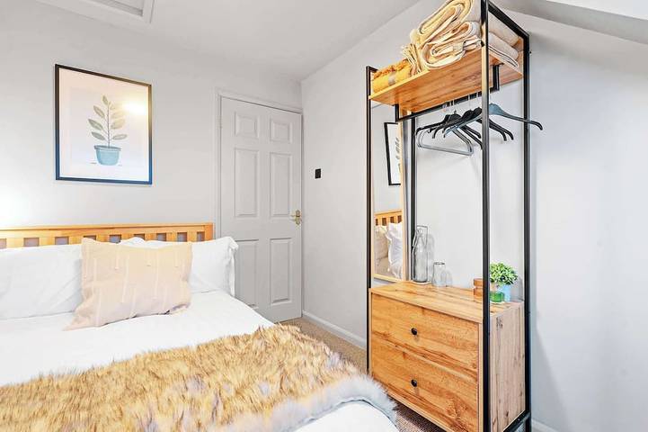 Cosy 3 Bed with Parking in Warwickshire