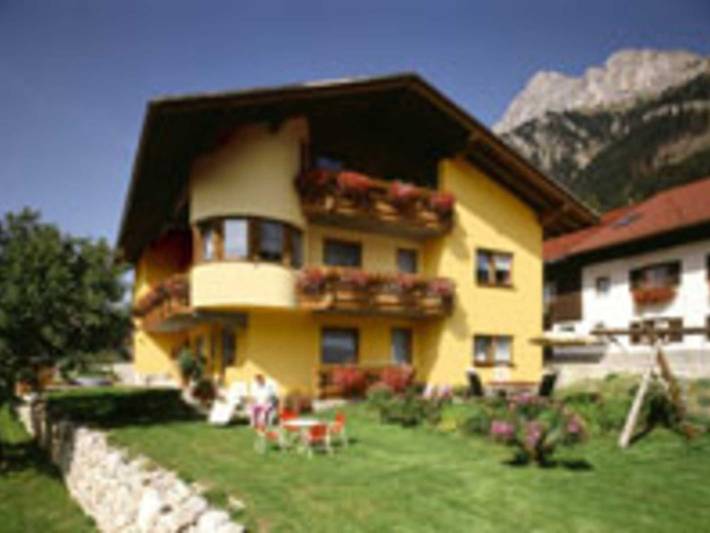 Ferienwohnung für 4 Personen, mit Ausblick und Garten sowie Balkon in Nesselwängle - 2