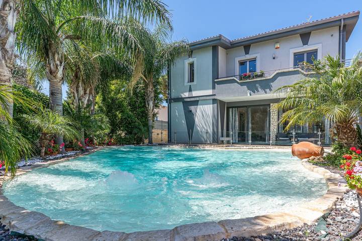 Casa vacanza per 8 persone, con giardino e idromassaggio nonché piscina per bambini a Fontane Bianche