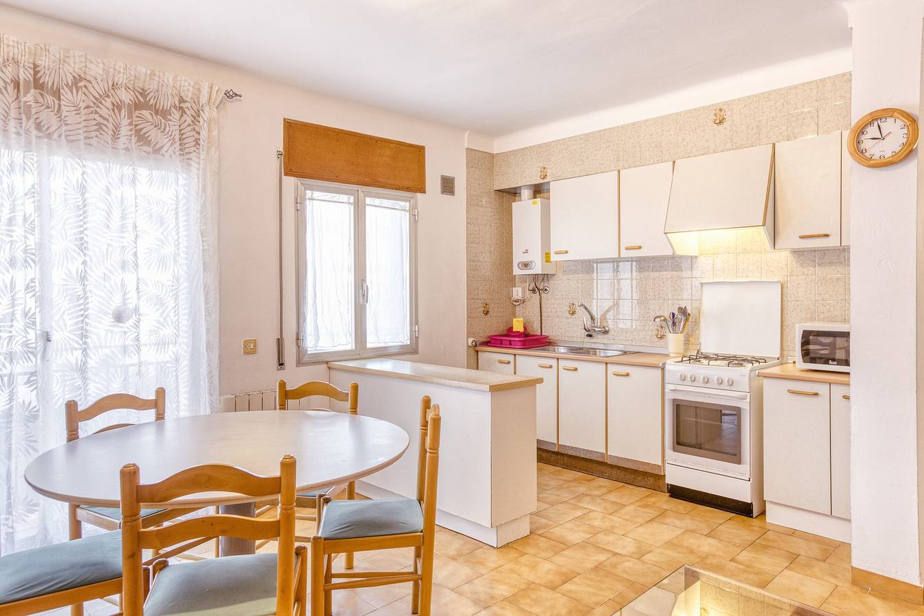 Appartement entier, Appartement "2-2", sur le Paseo Marítimo, proche plage, avec balcon et Wi-Fi in Llançà, Haut-Ampurdan