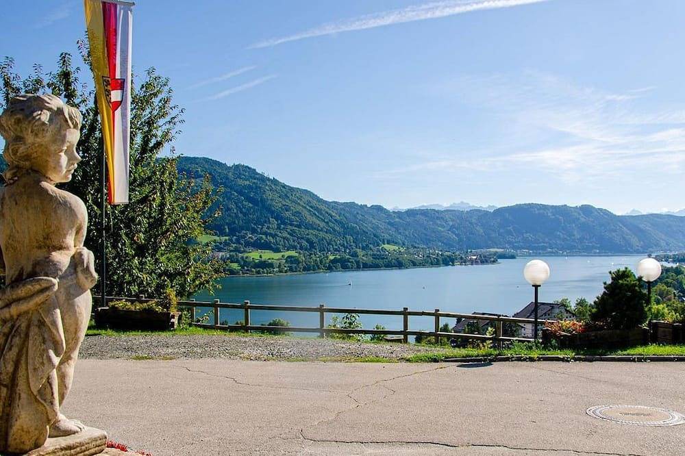 Doppelzimmer, Dusche/Wc z. T. getrennt im Zimmer - Hotel Ossiacher See**** in Steindorf am Ossiacher See, Oberkärnten