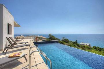 Location de vacances pour 8 personnes, avec terrasse et jardin à Pietracorbara