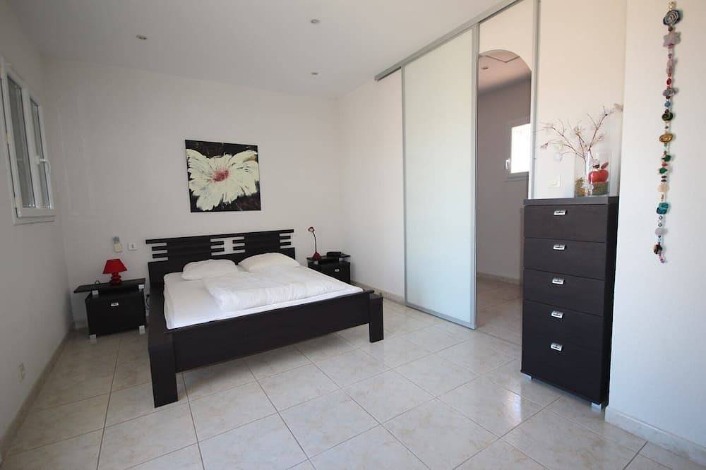 Mordern Villa with privat pool, for 8 Persons, 4 Bedrooms, 170sqm, at 3km from the beach of... in Portiragnes, Côte d'Améthyste