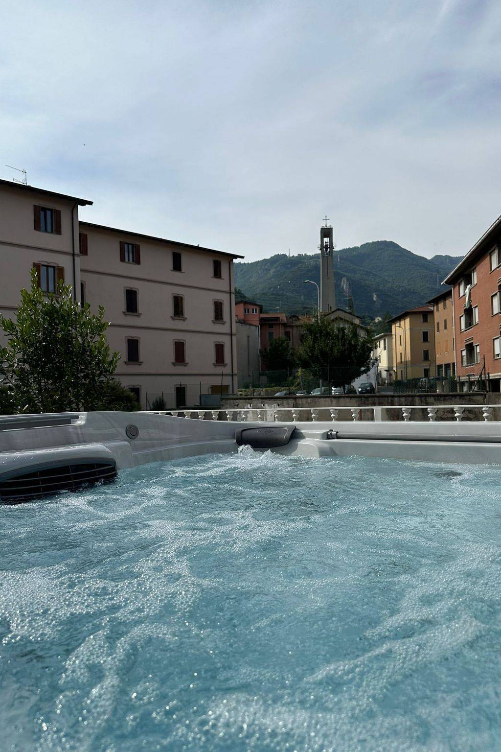 Appartement entier, Wohnung 'App Superior' mit privatem Jacuzzi in Castro (Iseo), Lac d'Iseo