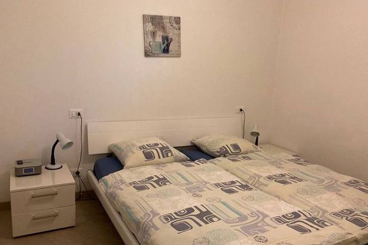 Ganze Wohnung, FeWo Farfalla mit Klima, Pool und Parkplatz mit Ladestation 22 kw, 250 Meter See in Maderno, Toscolano-Maderno