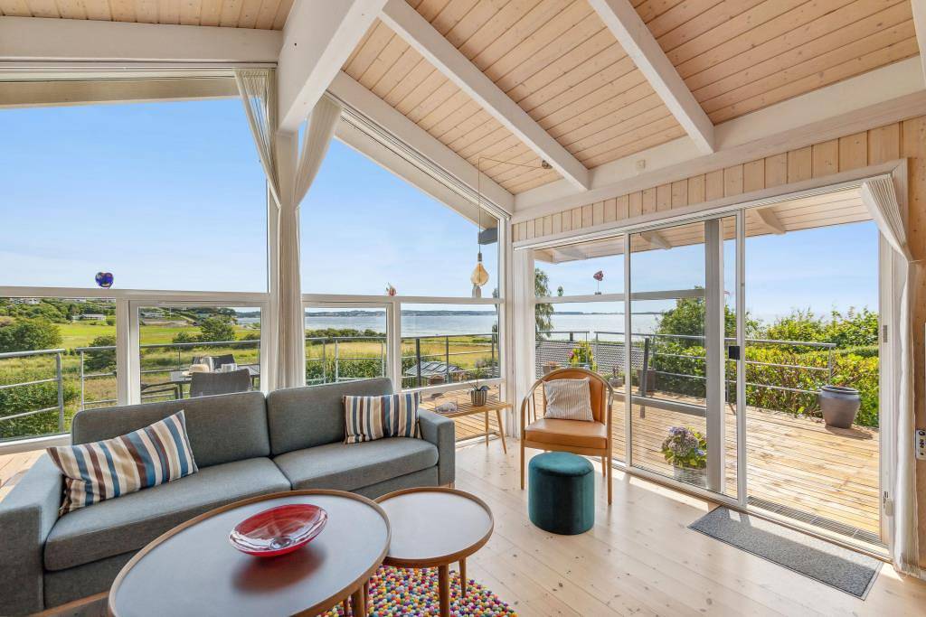 Exklusives und gepflegtes Ferienhaus mit beeindruckendem Panoramablick, Spa, Sauna und schöner Terrasse – nahe dem kinderfreundlichen Strand von Handrup und den malerischen Mols-Bergen. in Ebeltoft, Süddjursland