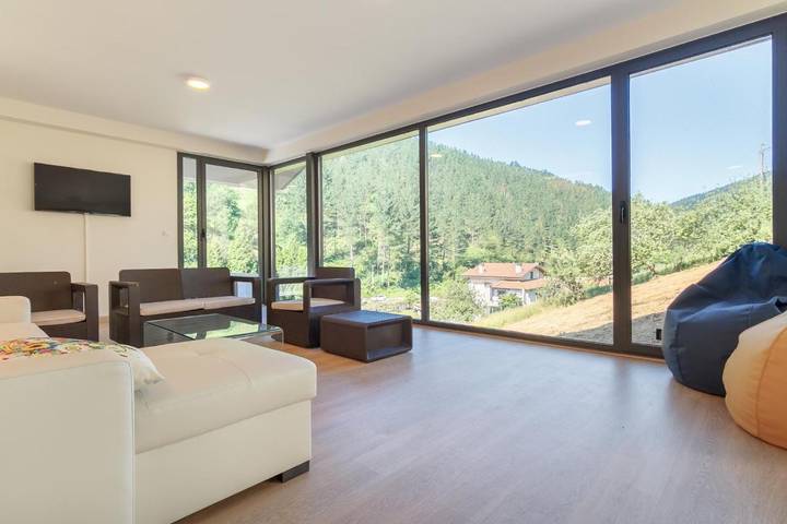 Casa de vacaciones para 6 personas, con vistas además de piscina y jardín - 1