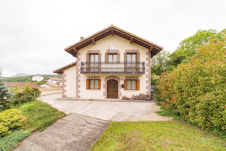 Location de vacances pour 10 personnes, avec Balcon ainsi que Terrasse et Vue à Erro
