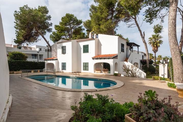 Location de vacances pour 4 personnes, avec jardin ainsi que terrasse et piscine à Cala Blanca