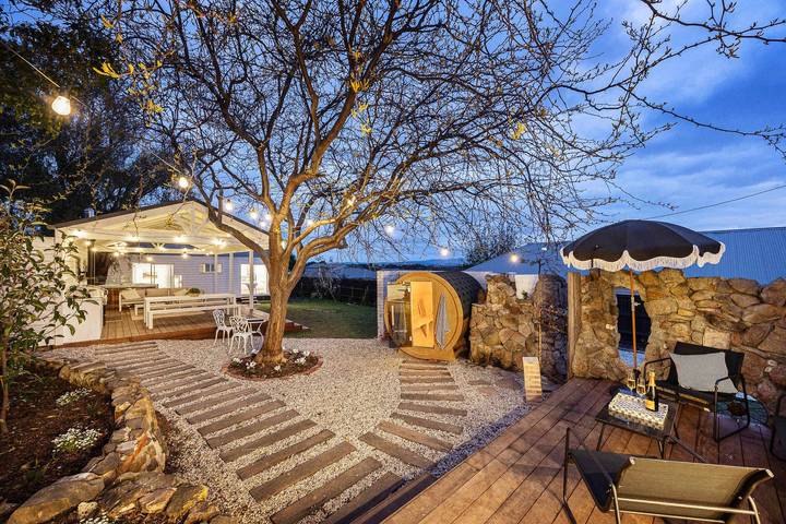 Holiday home for 16 people, with balcony and garden, child-friendly in Yarra Valley