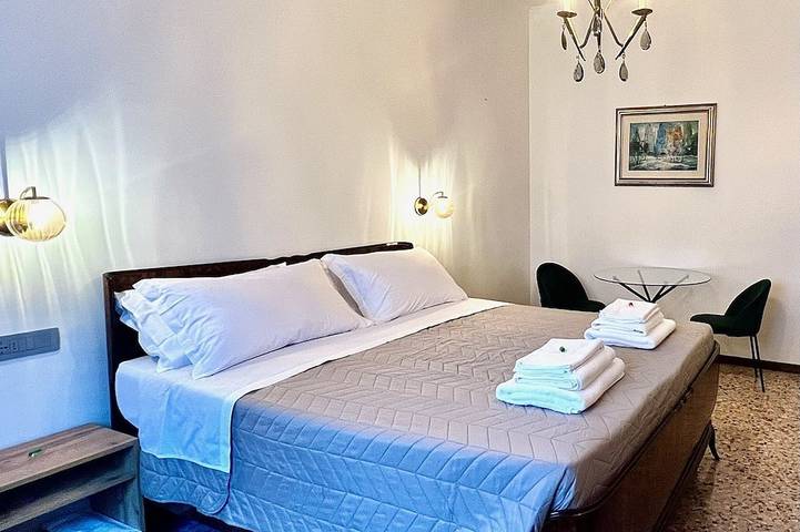 Zweibettzimmer-Superking-Eigenes Badezimmer-Strassenblick in Piacenza, Piacenza Provinz