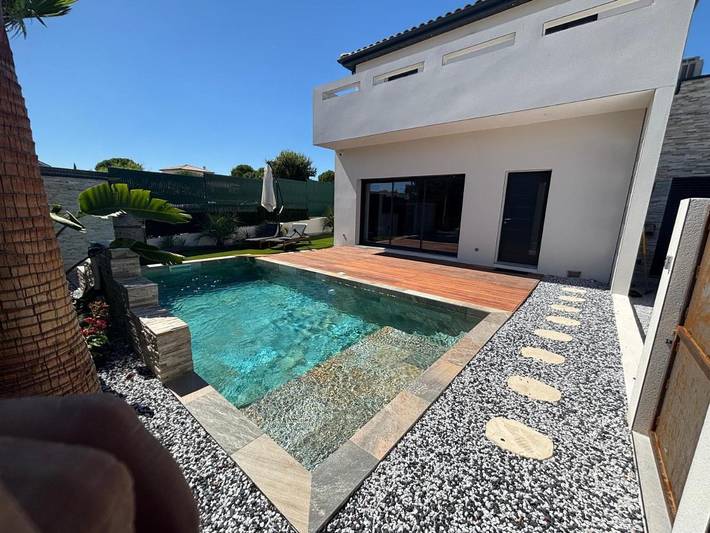 Villa pour 8 personnes, avec vue ainsi que piscine et jardin