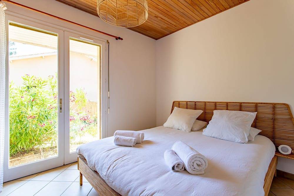 Modern villa with large terrace under the pines in Le Canon, Lège-Cap-Ferret
