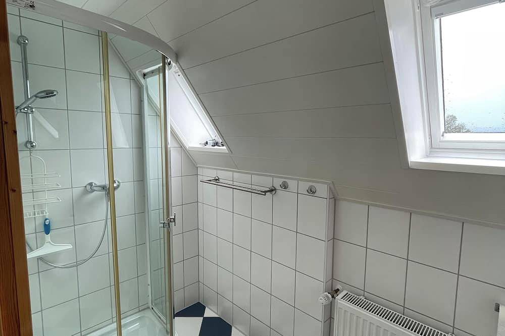 Ganze Wohnung, Die Ferienwohnung Wellenreiter bietet maritimen Komfort mit Deichblick, viel Platz für Familien und einer eigenen Terrasse mit großem Garten. in Förrien, Wangerland