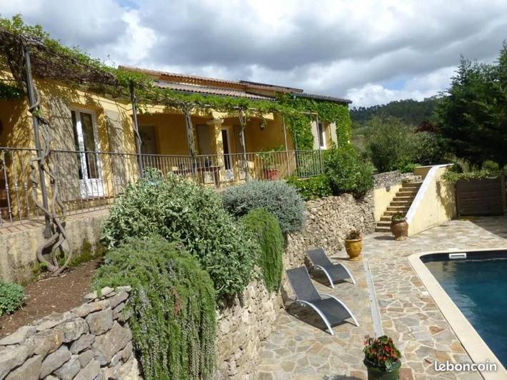 Villa pour 8 personnes, avec piscine ainsi que vue et jardin, adapté aux familles