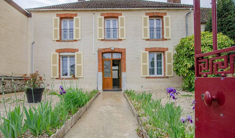 Gîte pour 10 personnes, avec Terrasse et Jardin à Jully-sur-Sarce