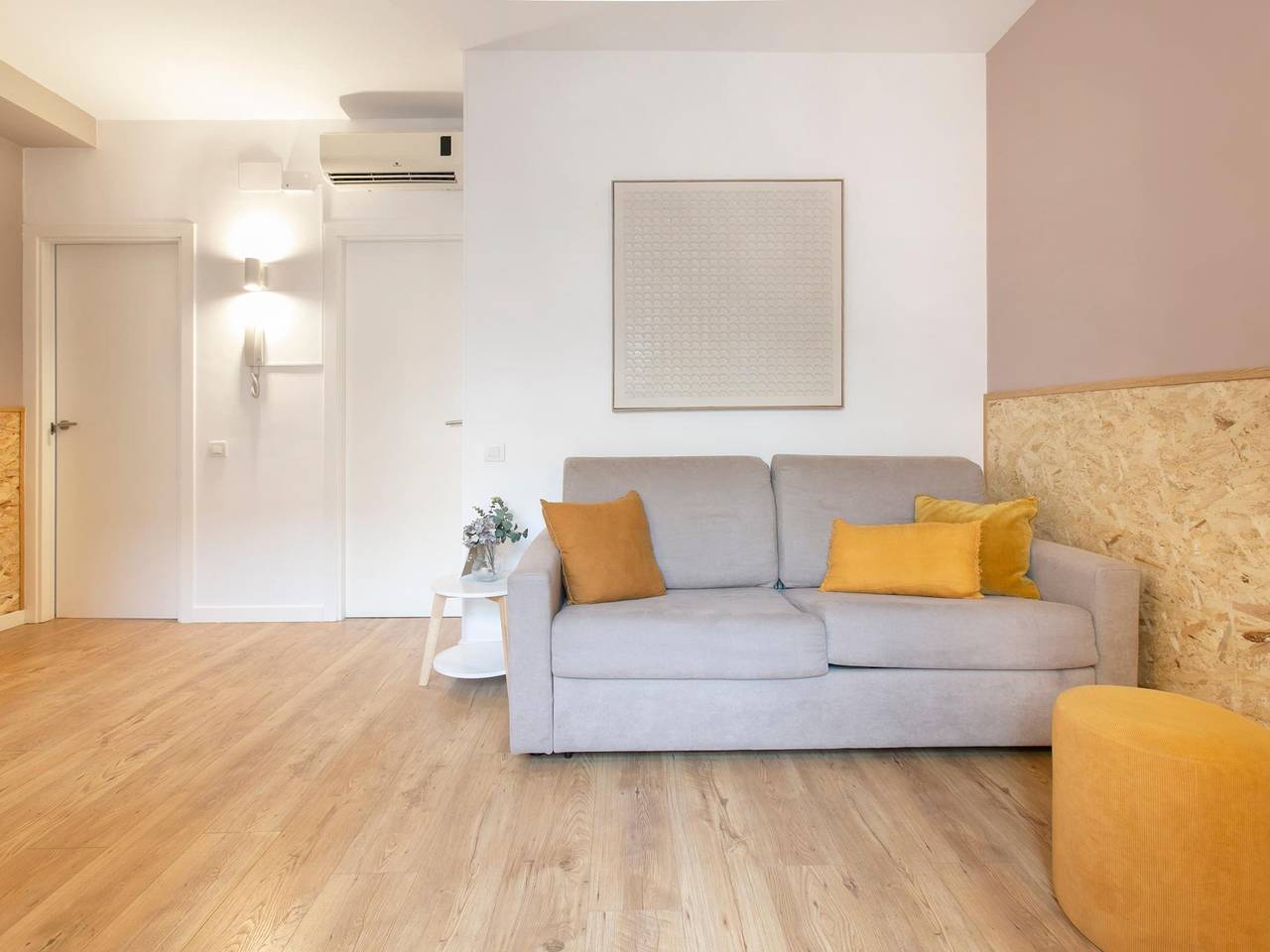 Entire holiday apartment, 11 Bright, cozy Apt. with balcony in Gracia in Barcelona Centre, Barcelona