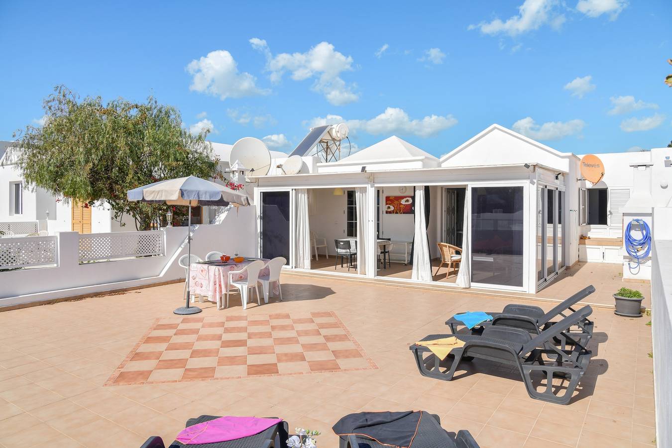 Appartement entier, Appartement de front de mer "Casa Conchita" avec vue sur la mer, piscine et terrasse partagées in Playa Honda, Arrecife