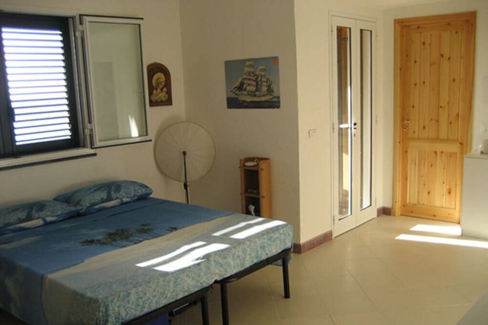 Entire apartment, Spisidda House - Volcano Studio - Near Gioiosa Marea in Piraino, Messina Province