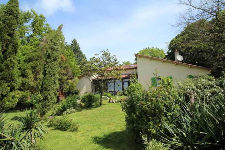 Gîte pour 12 personnes, avec jardin et terrasse