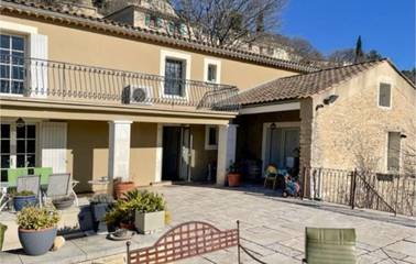 Gîte pour 8 personnes, avec terrasse à La Roque-sur-Pernes