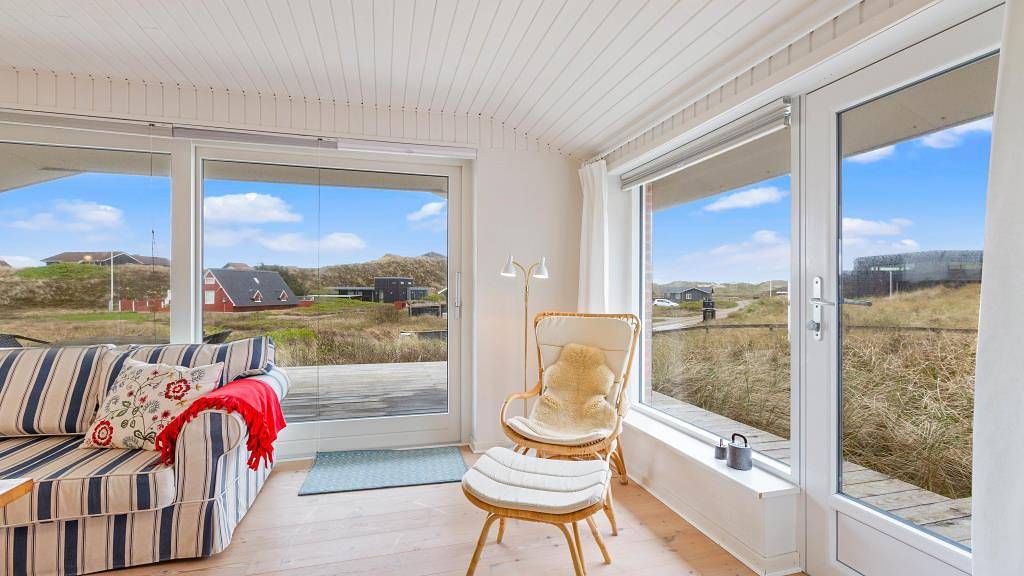 Strandnahes Ferienhaus mit Holzofen in Houvig in Ringkøbing, Holmsland Klit