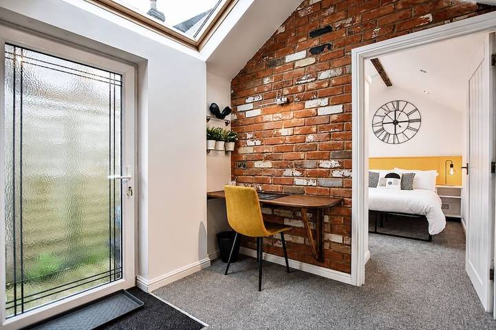 Bright And Airy Cottage Close To Salisbury Centre in Salisbury, Wiltshire