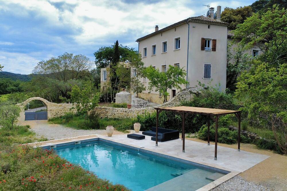 Large country house, heart of nature, 2 private swimming pools, panoramic view ! in Saint-Alexandre, Region de Nimes