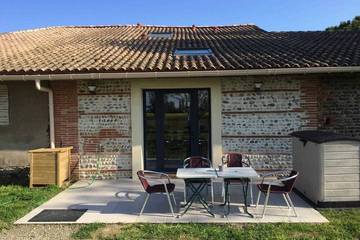 Location de vacances pour 6 personnes, avec jardin et piscine à Merville