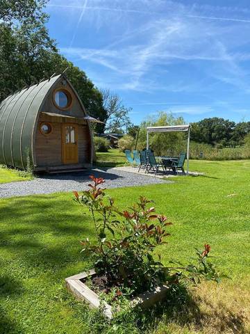 Gîte pour 4 personnes, avec jardin et vue ainsi que piscine et terrasse à Saint-Pardoux (Puy-de-Dôme)