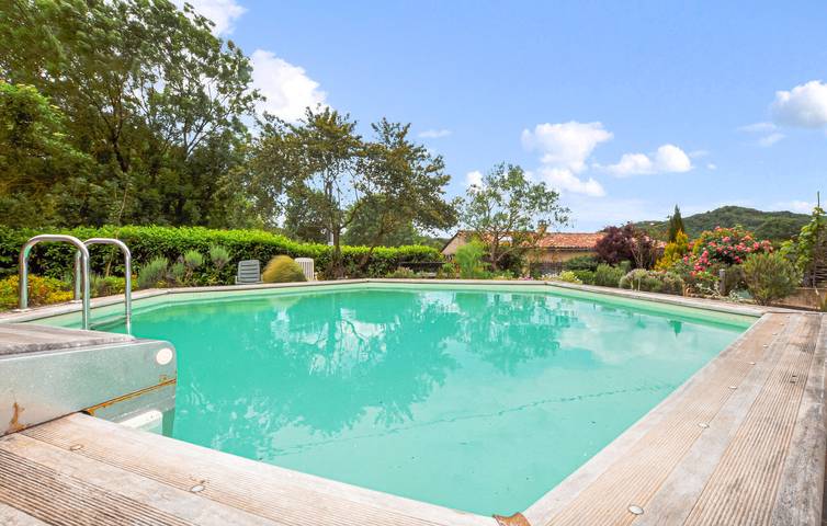 Location de vacances pour 2 personnes, avec piscine ainsi que terrasse et jardin dans l' Ariège - 2