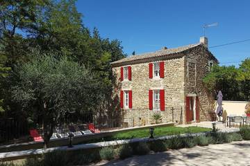 Gîte pour 10 personnes, avec terrasse et jardin à Colonzelle