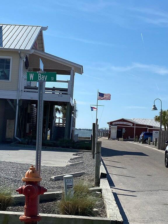Spacious 3 bedroom House with screen porch .6 mile from downtown Southport, Nc in Southport (NC), Brunswick County