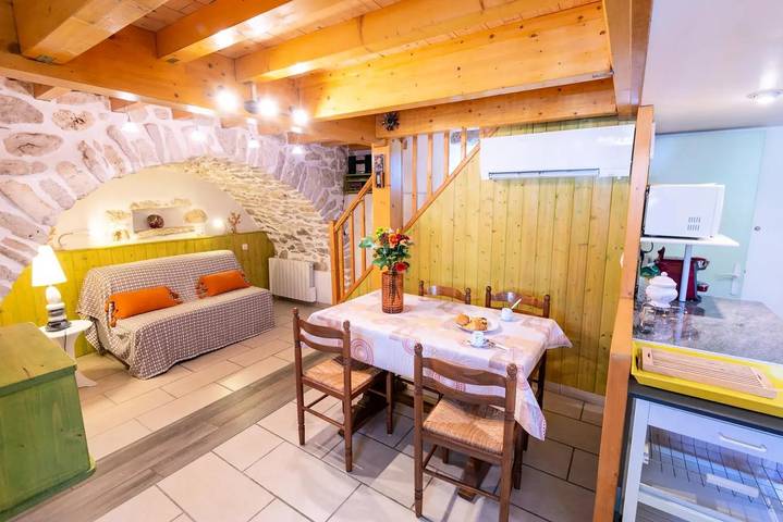 Gîte pour 2 personnes, avec Terrasse et Piscine à Saint-Pierre-des-Tripiers - 2