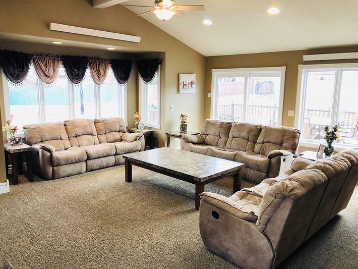 Vacation rental for 14 people, with hot tub and yard, with pets in Rapid City